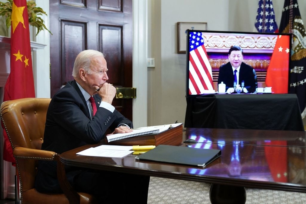 Presiden AS Joe Biden bertemu dengan Presiden China Xi Jinping selama pertemuan puncak virtual dari Ruang Roosevelt Gedung Putih di Washington, DC, 15 November 2021. (Foto oleh MANDEL NGAN / AFP) (Foto oleh MANDEL NGAN/AFP via Getty Images )