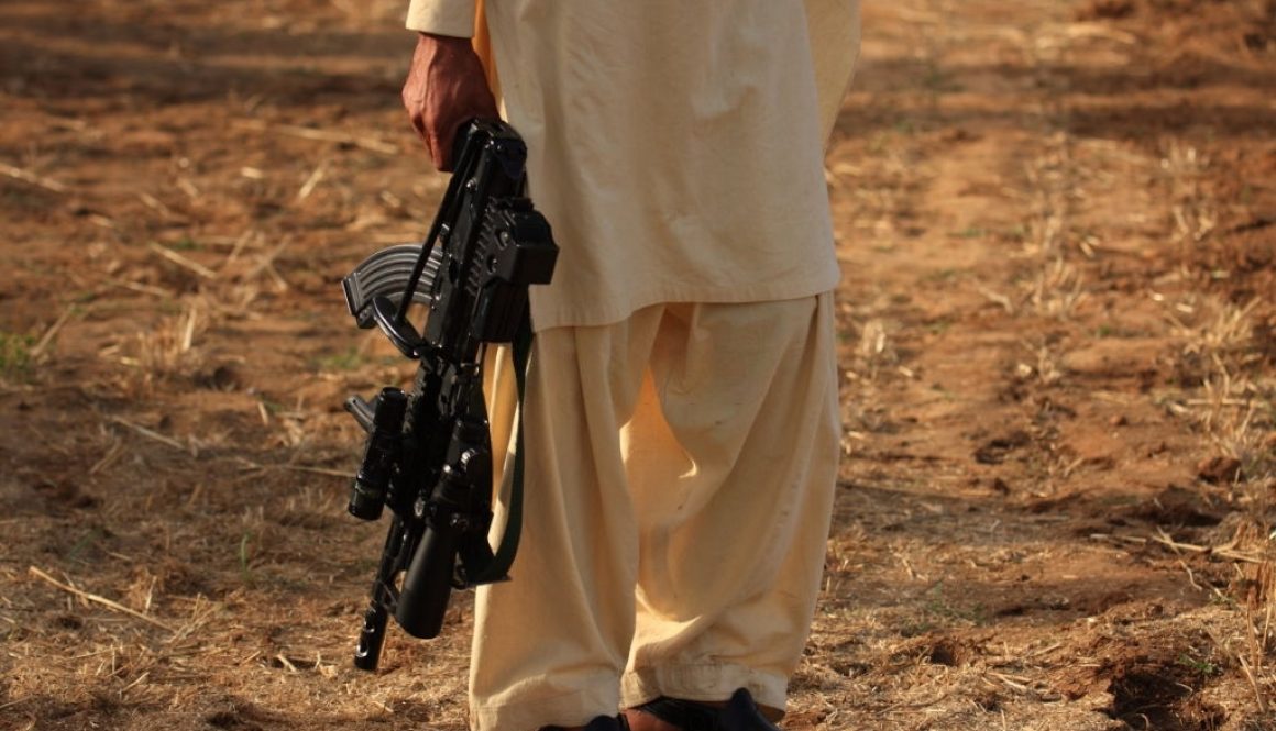 Seorang anggota Taliban memegang senjata