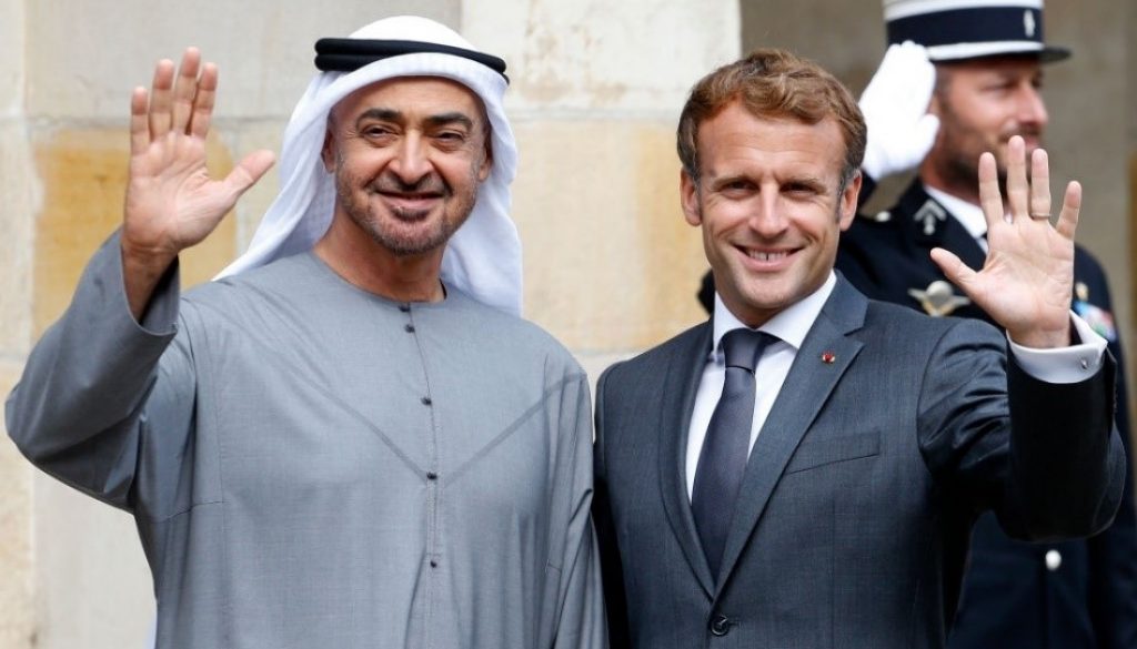 Presiden Prancis, Emmanuel Macron (kanan) dan Putra Mahkota Abu Dhabi Sheikh Mohammed bin Zayed Al-Nahyan. (Foto oleh Chesnot/Getty Images)