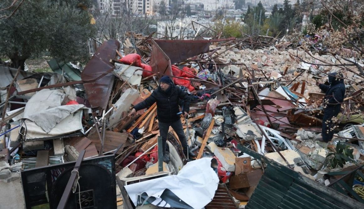 Warga di reruntuhan rumah di wilayah Yerusalem Timur