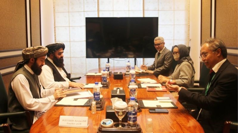 Menteri Luar Negeri Retno Marsudi berdiskusi dengan perwakilan Taliban di sela-sela konferensi Organisasi Kerja Sama Islam (OKI) di Pakistan. (Foto: Kementerian Luar Negeri RI)