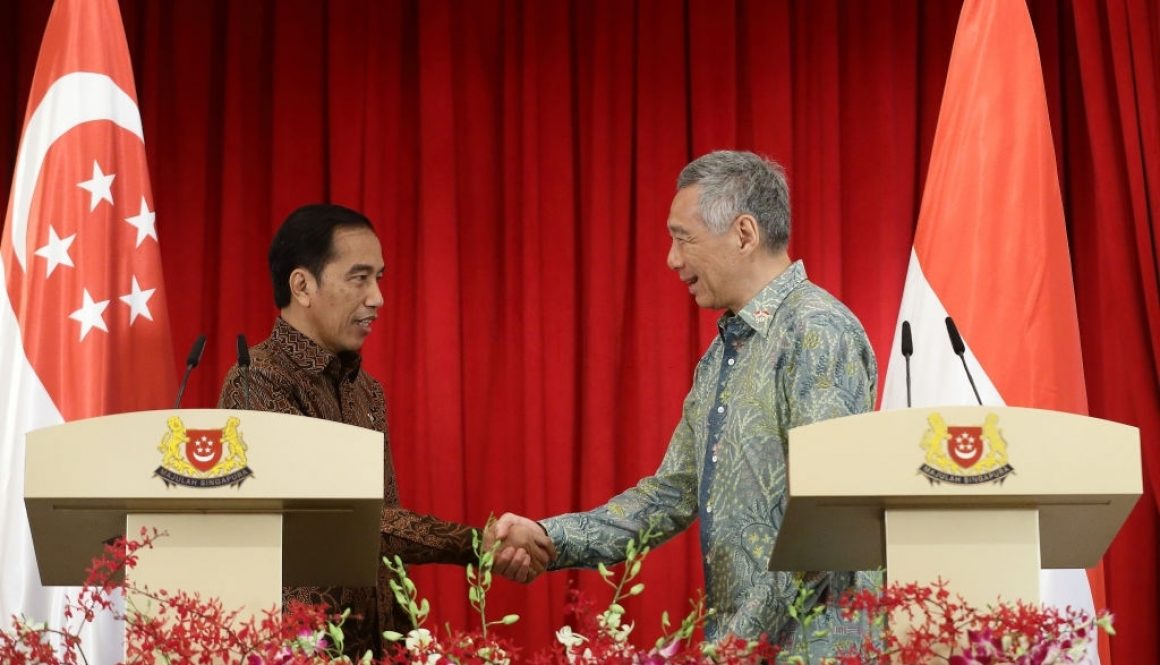 SINGAPORE - SEPTEMBER 07: Singapore Prime Minister, Lee Hsien Loong (R) shakes hands with Indonesian President Joko Widodo after the Joint Press Conference at the Istana on September 7, 2017 in Singapore. Widodo is visiting Singapore for a two days Leaders' Retreat to mark 50 years of bilateral ties between the two countries. (Photo by Suhaimi Abdullah/Getty Images)