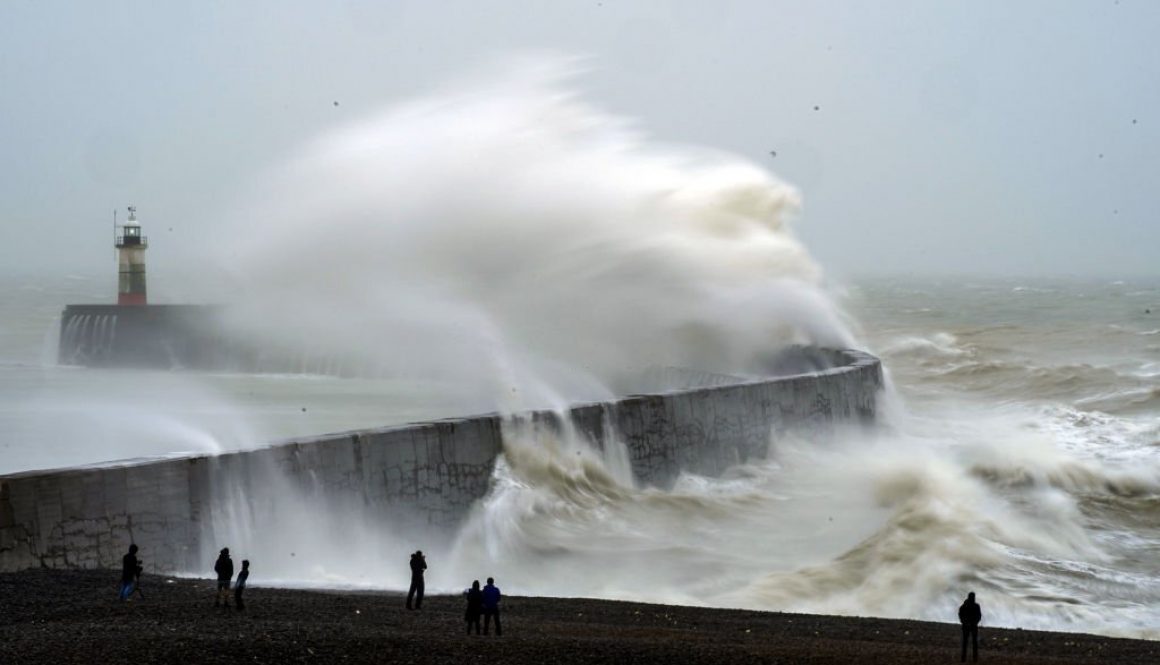 Gelombang menerjang mercusuar Newhaven di West Quay di East Sussex akibat badai Eunice yang disusul dengan badai Franklin. Badai-badai menghancurkan bangunan dan menyebabkan 1,4 juta rumah tanpa aliran listrik. (Foto oleh Steve Parsons/PA Images via Getty Images)