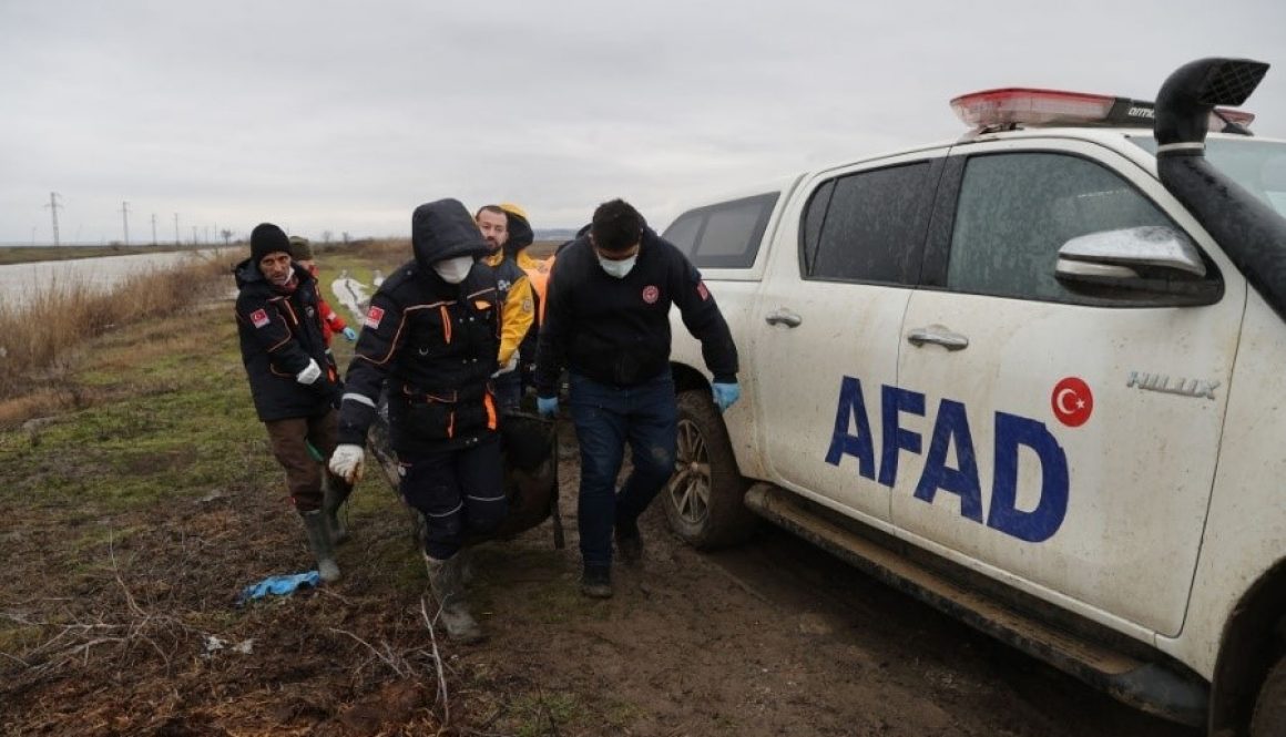 Pejabat Turki membawa mayat migran yang ditemukan mati beku di desa Pasakoy, Distrik Ipsala, kurang dari 10 kilometer (6,2 mil) dari perbatasan Yunani setelah didorong kembali oleh Yunani, pada 2 Februari 2022, di Edirne, Turkiye. (Foto oleh Gokhan Balci/Anadolu Agency via Getty Images)