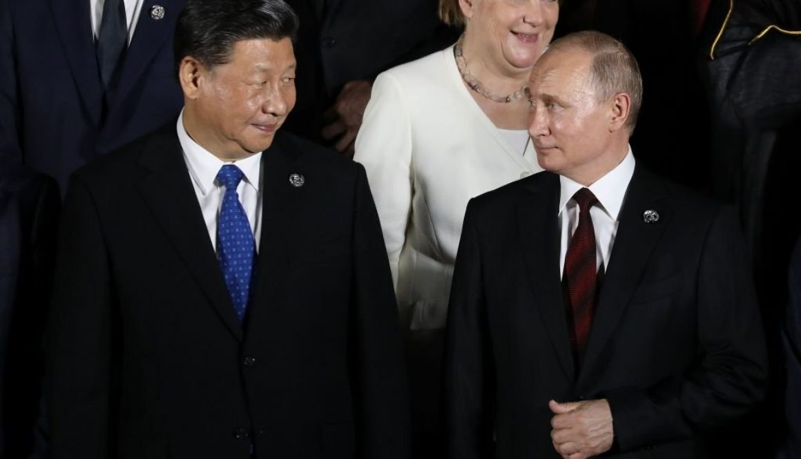 Presiden Rusia Vladimir Putin (depan kanan) dan Presiden China Xi Jinping. (Foto oleh DOMINIQUE JACOVIDES/AFP via Getty Images)