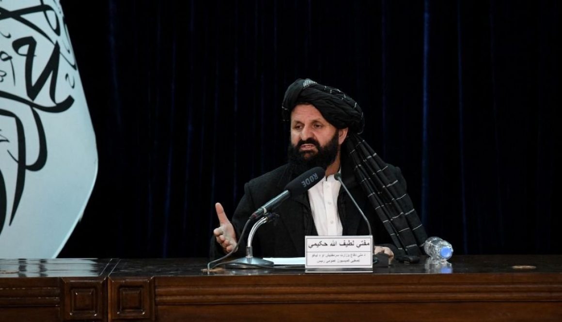 Latifullah Hakimi, kepala Komisi Pembebasan Pangkat Taliban berbicara dalam konferensi pers di Kabul pada 21 Februari 2022. (Foto oleh AHMAD SAHEL ARMAN/AFP via Getty Images)