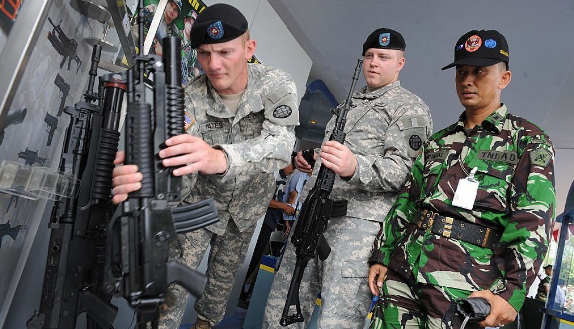 Two US Army soldiers check out Indonesian made SS automatic weapons while an Indonesian officer looks on, at a weapons display booth during the opening of the 'Garuda Shield 09' in Bandung, west Java on June 16, 2009. The two-week UN peace support operation exercise hosted by Indonesia brings in trooops from nine countries, Bangladesh, Cambodia, Indonesia, Mongolia, Nepal, Philippines, Thailand, Tonga and USA. AFP PHOTO/ROMEO GACAD (Photo credit should read ROMEO GACAD/AFP via Getty Images)