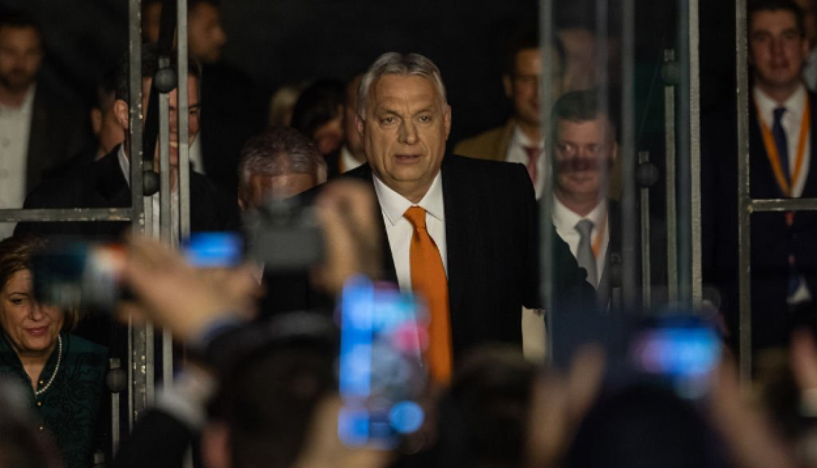 Perdana Menteri Terpilih Hungaria Viktor Orbán berbicara kepada para pendukung setelah pengumuman hasil parsial dalam pemilihan parlemen pada 3 April 2022 di Budapest, Hungaria. Para kritikus mengatakan bahwa Hungaria di bawah Orbán telah mengikis norma-norma demokrasi. (Foto oleh Janos Kummer/Getty Images)