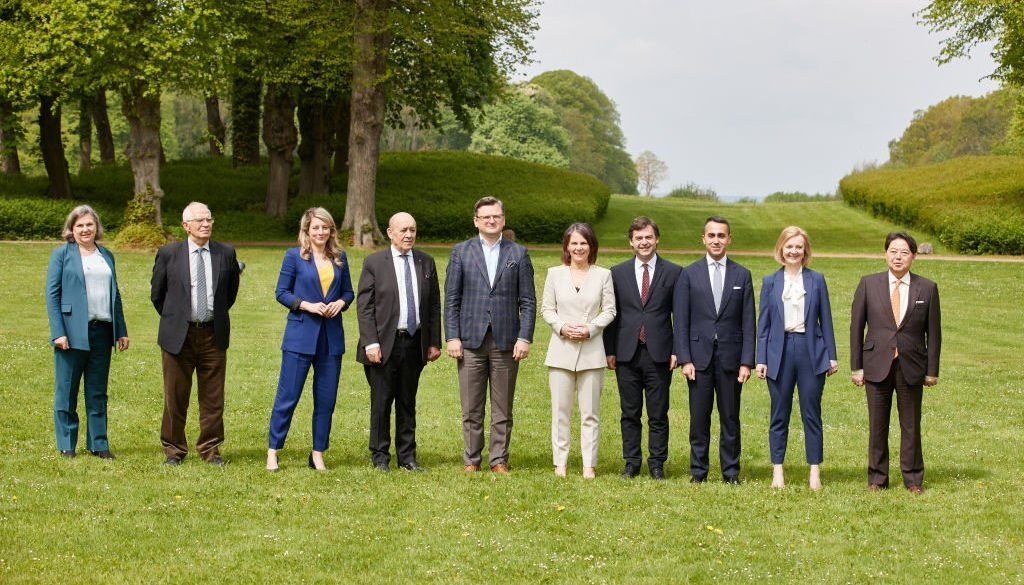 Para menteri negara anggota berpose untuk foto keluarga selama pertemuan Menteri Luar Negeri G7 di Wangels, Jerman utara, pada 13 Mei 2022. Konferensi tiga hari tersebut berfokus pada perang Rusia saat ini di Ukraina. Para menteri luar negeri Ukraina dan Moldova juga hadir. (Foto oleh Georg Wendt - Pool/Getty Images)
