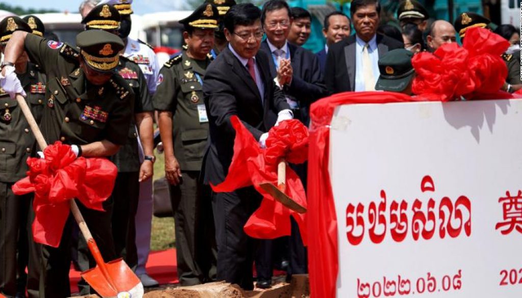 Menteri Pertahanan Kamboja Tea Banh dan Duta Besar China untuk Kamboja Wang Wentian pada upacara peletakan batu pertama di Pangkalan Angkatan Laut Ream pada 8 Juni 2022 (Photo via CNN)