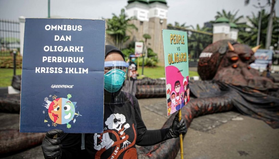 Aktivis Indonesia mengatur boneka oligarki raksasa selama protes di depan gedung DPR di Jakarta, Indonesia untuk memprotes omnibus law. (Kredit foto harus dibaca Jepayona Delita/Jefta Images/Future Publishing via Getty Images)