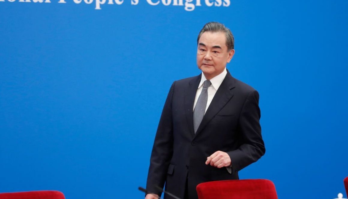 Penasihat Negara dan Menteri Luar Negeri Tiongkok Wang Yi di Aula Besar Rakyat melalui tautan video di Beijing, Tiongkok. (Foto oleh Du Yang/Layanan Berita China via Getty Images)