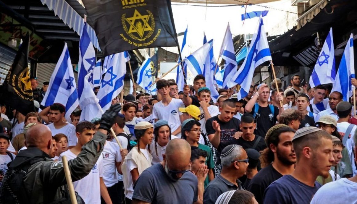 Demonstran mengibarkan bendera Israel dan spanduk kelompok sayap kanan Yahudi "Lehava" (Flame) berkumpul selama 'pawai bendera' Israel untuk menandai "Hari Yerusalem" di kota tua pada 29 Mei 2022. (Foto oleh HAZEM BADER/AFP via Getty Images)