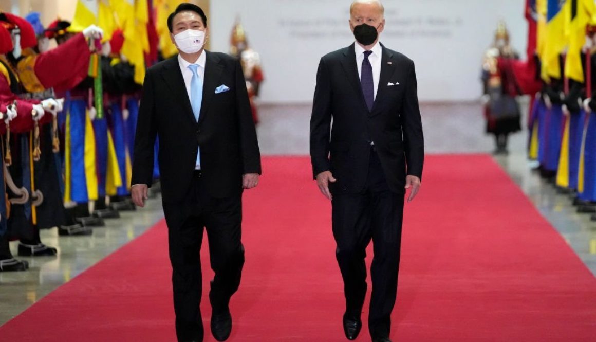 Presiden AS Joe Biden dan Presiden Korea Selatan Yoon Suk-yeol di Museum Nasional Korea (Foto oleh Lee Jin-Man - Pool/Getty Images)