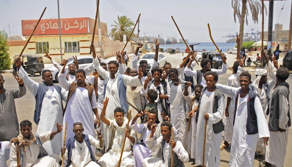 Para pengunjuk rasa Dewan Suku Beja Sudan melakukan aksi duduk di luar sekretariat jenderal pemerintah Negara Laut Merah, di kota Port Sudan pada 7 Juni 2022. (Foto oleh -/AFP via Getty Images)