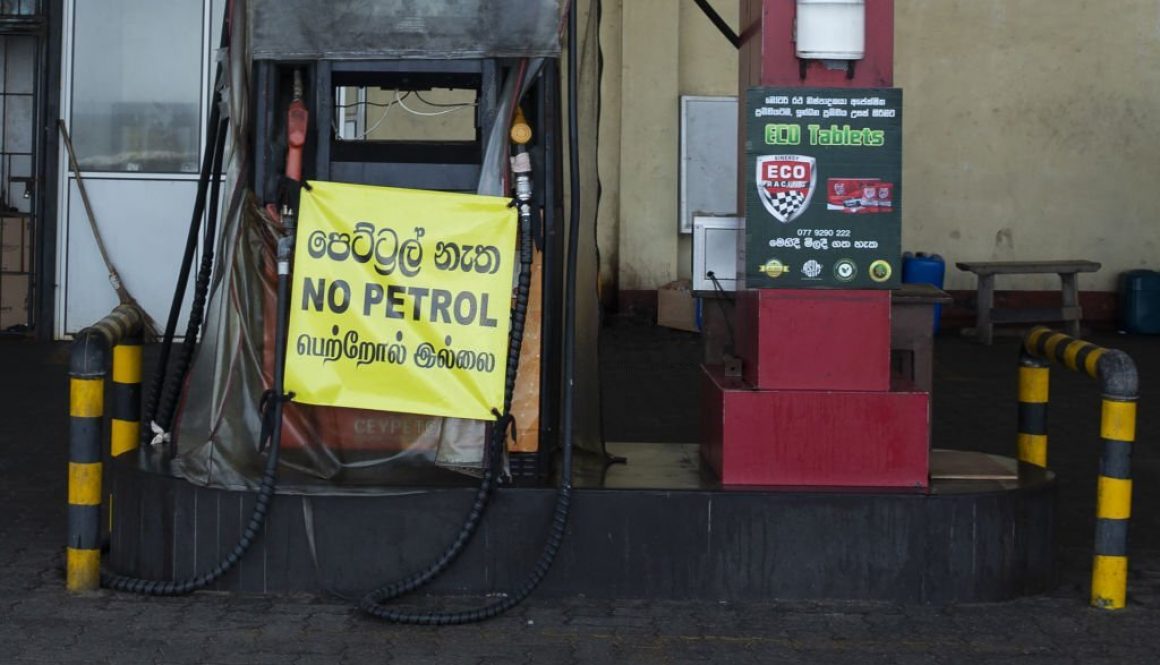 Sebuah tanda “Tidak ada bensin” di pompa bensin sejak 12 Mei 2022 di Kolombo, Sri Lanka. (Foto via Buddhika Weerasinghe/Bloomberg via Getty Images)