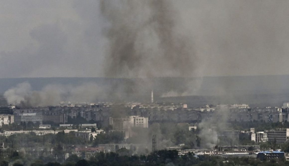 Asap dan kotoran membubung dari kota Severodonetsk di wilayah Donbas Ukraina timur pada 17 Juni 2022, saat perang Rusia-Ukraina memasuki hari ke-114. (Foto oleh ARIS MESSINIS/AFP via Getty Images)