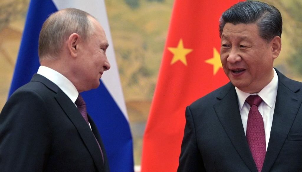 Presiden Rusia Vladimir Putin (kiri) dan Presiden China Xi Jinping (Foto oleh ALEXEI DRUZHININ/Sputnik/AFP via Gambar Getty)