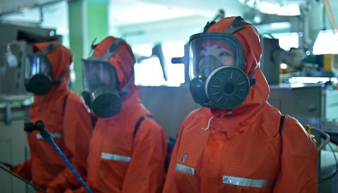 Petugas kesehatan mendisinfeksi tempat kerja di Pabrik Pyongyang di Pyongyang pada 16 Juni 2022. (Foto oleh KIM WON JIN/AFP via Getty Images)