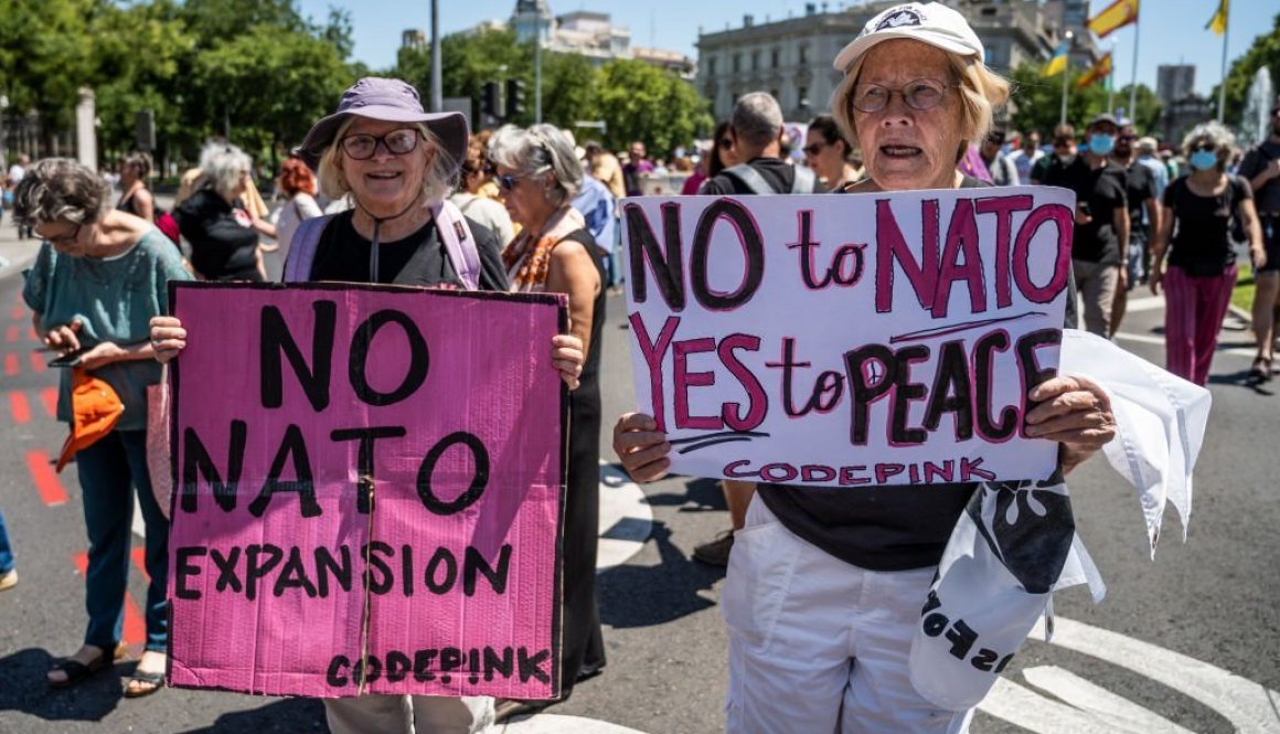 Wanita membawa plakat selama demonstrasi menentang NATO. Spanyol akan menjadi tuan rumah KTT NATO di Madrid pada 29 dan 30 Juni 2022. (Foto oleh Marcos del Mazo/LightRocket via Getty Images)