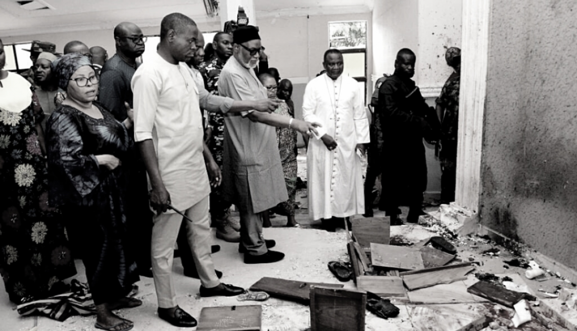 Gubernur Negara Bagian Ondo Rotimi Akeredolu (ke-3 dari kiri) menunjuk ke lantai bernoda darah setelah serangan oleh orang-orang bersenjata di Gereja Katolik St. Francis di kota Owo, Nigeria barat daya pada 5 Juni 2022. (Foto oleh -/AFP via Getty Images)