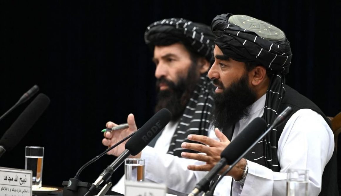 Juru bicara Taliban Zabihullah Mujahid (kanan) berbicara dalam konferensi pers di Kabul pada 30 Juni 2022. (Foto oleh WAKIL KOHSAR/AFP via Getty Images)