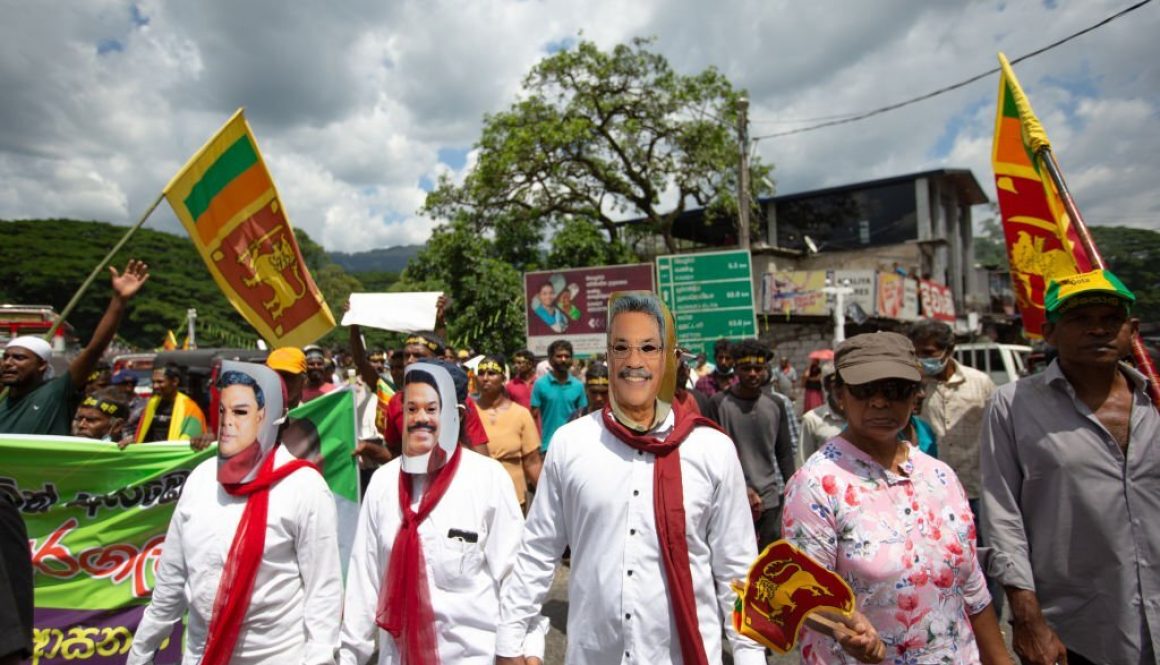 Demonstran mengenakan topeng Basil Rajapaksa, Menteri Keuangan Sri Lanka, Mahinda Rajapaksa, Perdana Menteri Sri Lanka dan Gotabaya Rajapaksa, Presiden Sri Lanka saat mereka menunjukkan krisis ekonomi dan politik yang sedang berlangsung di negara itu. (Foto oleh Abhishek Chinappa/Getty Images)