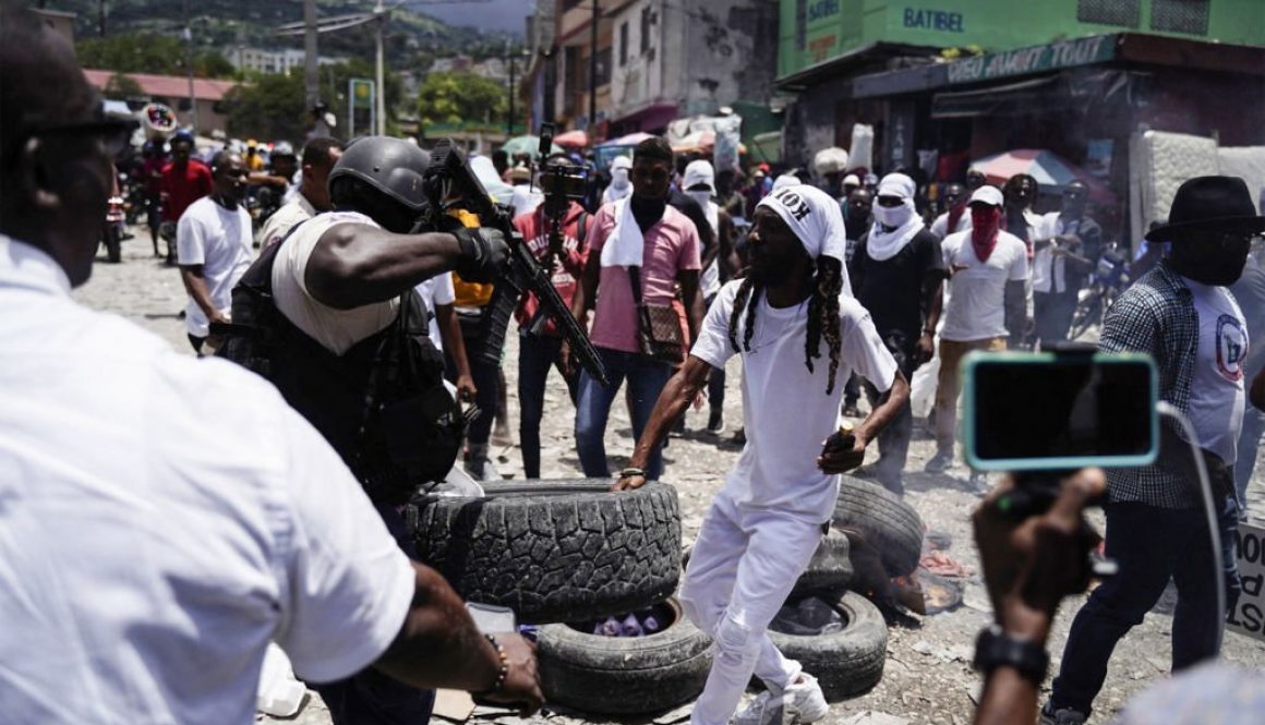 Pendukung mendiang Presiden Haiti Jovenel Moise dan polisi bentrok selama demonstrasi menuntut keadilan satu tahun setelah Moise terbunuh, di Port-au-Prince pada 7 Juli 2022. (Foto oleh RICHARD PIERRIN/AFP via Getty Images)