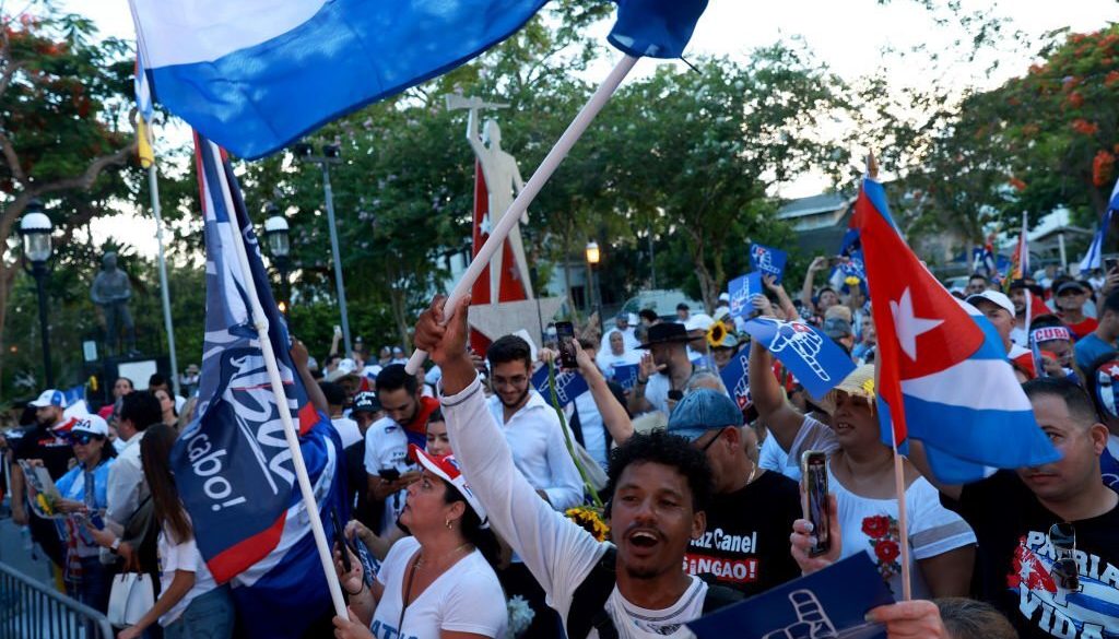 Para pengunjuk rasa memperingati satu tahun protes 11 Juli di Kuba pada 11 Juli 2022 di Miami, Florida. (Foto oleh Joe Raedle/Getty Images)