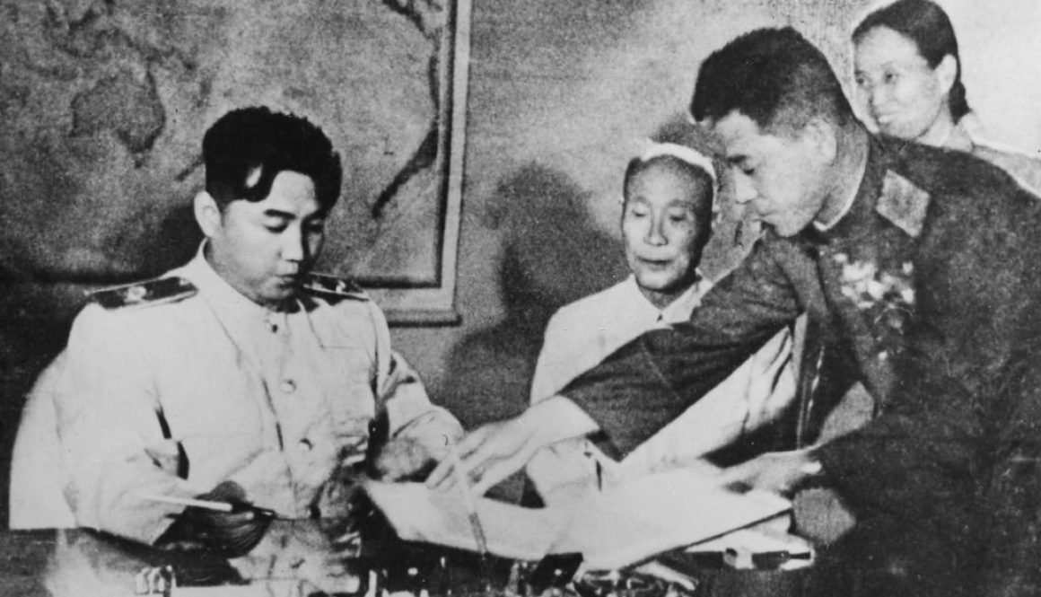 Pemimpin Korea Utara Kim Il-sung (1912 - 1994) menandatangani Perjanjian Gencatan Senjata Korea di Pyongyang, Korea Utara, dibantu oleh Jenderal Nam Il (1915 - 1976, kanan), 1953. (Foto oleh Arsip Hulton/Getty Images)