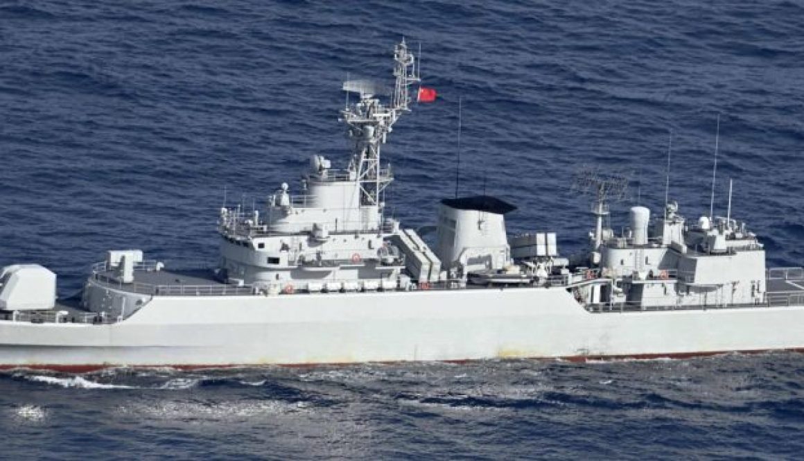 Sebuah kapal fregat China berlayar di zona yang disebut zona bersebelahan dari Kepulauan Senkakus yang tidak berpenghuni, yang dikendalikan oleh Jepang tetapi diklaim oleh China, pada hari Senin. | KEMENTERIAN PERTAHANAN / MELALUI KYODO