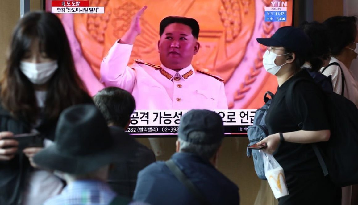 Orang-orang menonton siaran televisi yang memperlihatkan file gambar pemimpin Korea Utara Kim Jong-Un selama parade militer di Stasiun Kereta Api Seoul pada 04 Mei 2022. (Foto oleh Chung Sung-Jun/Getty Images)