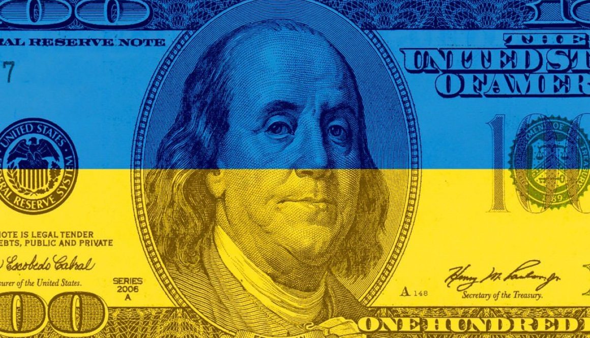 Uang seratus dolar dengan latar belakang bendera Ukraina (Foto Stok via Getty Images)