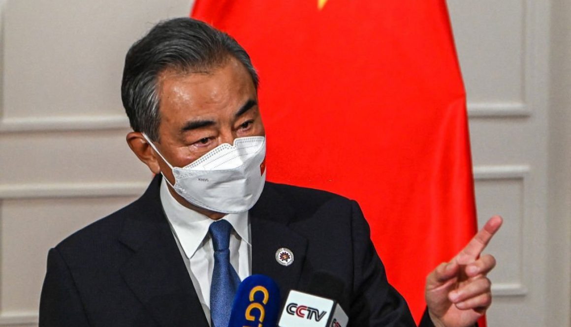 Menteri Luar Negeri China Wang Yi (Foto oleh TANG CHHIN SOTHY/AFP via Getty Images)