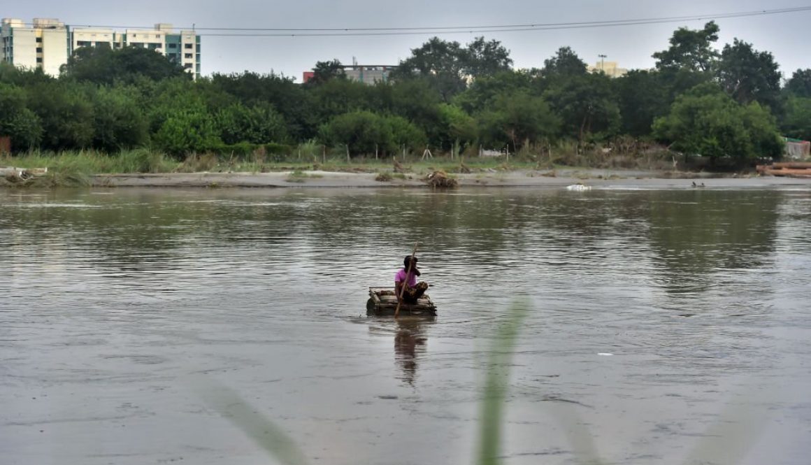 Pemandangan sungai Yamuna terlihat dari dekat Jembatan besi tua, saat permukaan air kini telah turun pada 18 Agustus 2022 di New Delhi, India. (Foto oleh Raj K Raj/Hindustan Times via Getty Images)