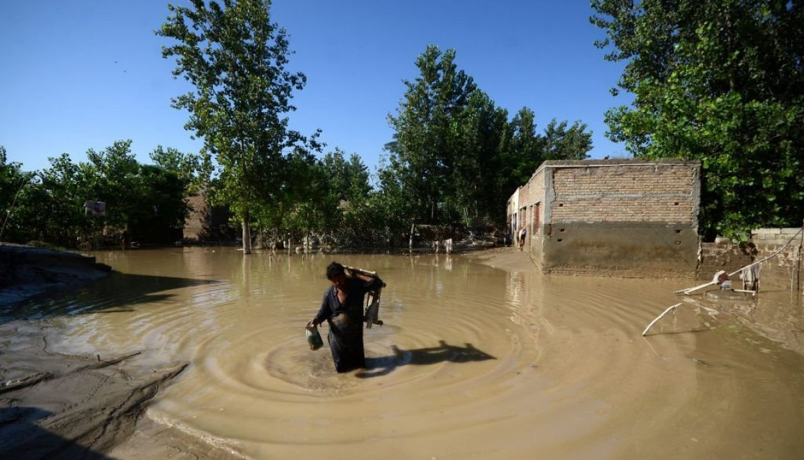 Pemandangan dari kamp darurat setelah warga mengungsi dari rumah mereka yang dilanda banjir menyusul hujan lebat di distrik Nowshera, Khyber Pakhtunkhwa pada 30 Agustus 2022. (Foto oleh Hussain Ali/Anadolu Agency via Getty Images)