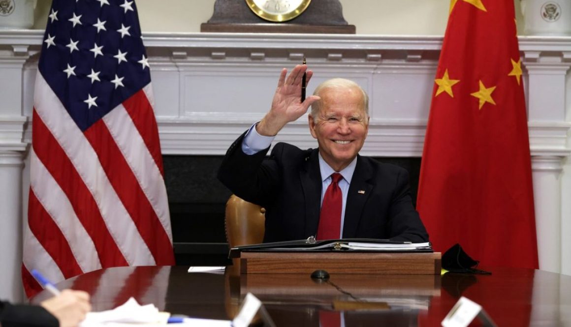 Presiden AS Joe Biden melambai saat ia berpartisipasi dalam pertemuan virtual dengan Presiden China Xi Jinping di Ruang Roosevelt Gedung Putih pada November tahun lalu. (Foto oleh Alex Wong/Getty Images)