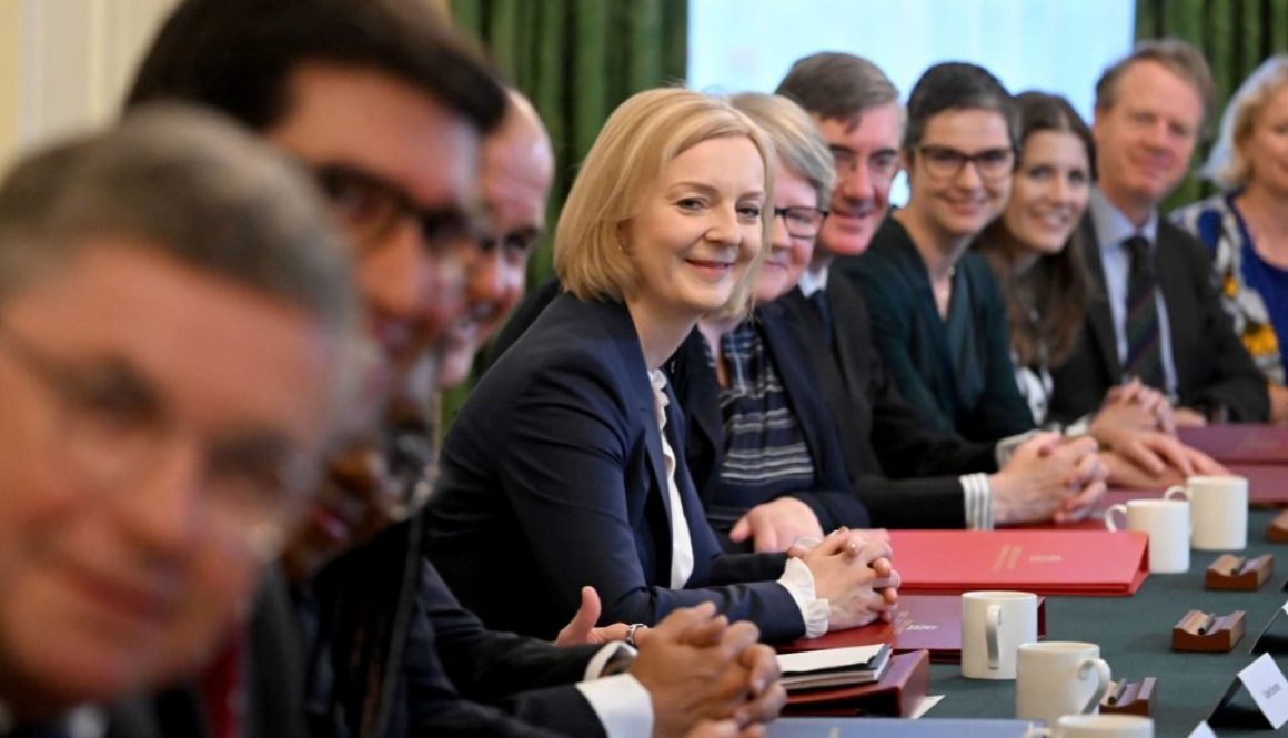 Perdana Menteri Inggris Liz Truss mengadakan rapat kabinet pertamanya setelah menjabat di Downing Street pada 07 September 2022 di London, Inggris. (Foto oleh Jeremy Selwyn - Pool/Getty Images)