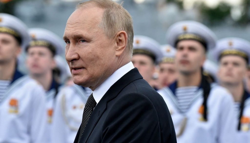Presiden Rusia Vladimir Putin mengambil bagian dalam parade angkatan laut utama menandai Hari Angkatan Laut Rusia, di St. Petersburg pada 31 Juli 2022. (Foto oleh OLGA MALTSEVA/AFP via Getty Images)