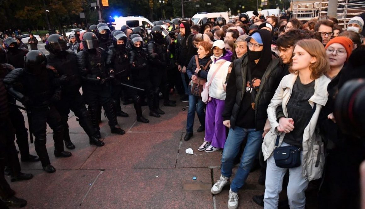 Petugas polisi menahan demonstran di Saint Petersburg pada 21 September 2022, menyusul seruan untuk memprotes mobilisasi parsial yang diumumkan oleh Presiden Vladimir Putin. (Foto oleh OLGA MALTSEVA/AFP via Getty Images)