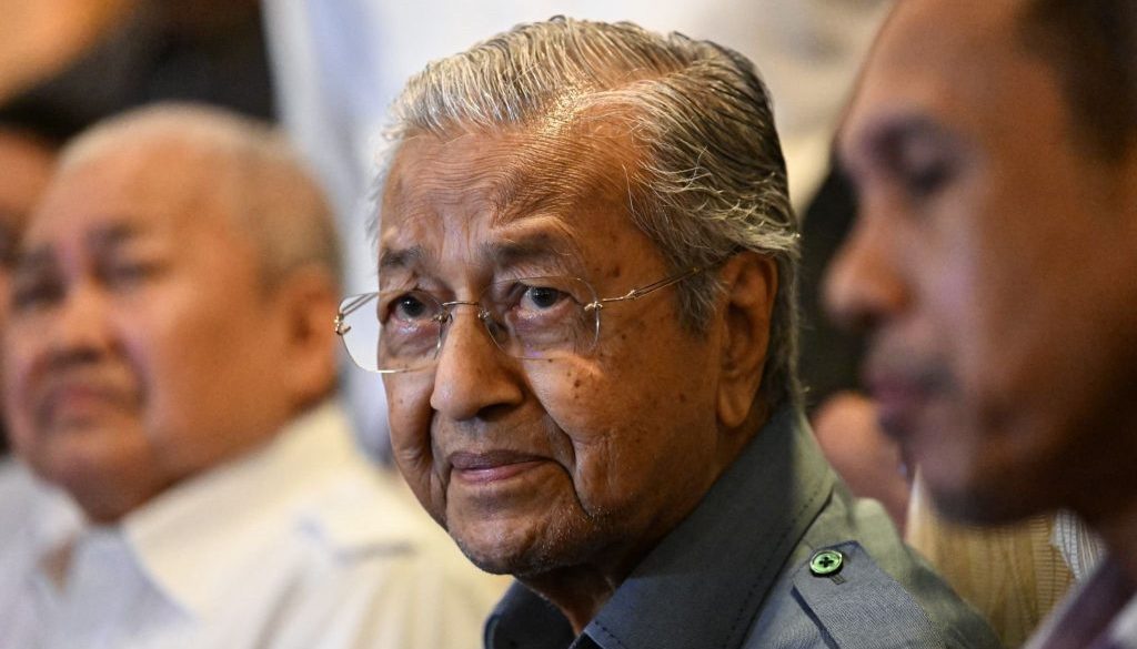 Mantan Perdana Menteri Malaysia Mahathir Mohamad mendengarkan pertanyaan selama konferensi pers di Putrajaya pada 11 Oktober 2022. (Foto oleh MOHD RASFAN/AFP via Getty Images)