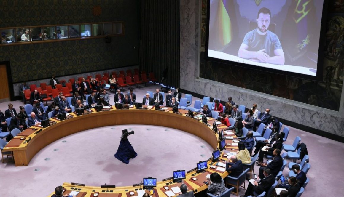 Anggota Dewan Keamanan PBB mendengarkan saat Presiden Ukraina Volodymyr Zelensky berbicara selama pertemuan di Markas Besar PBB untuk membahas konflik di Ukraina pada 27 September 2022 di New York City. (Foto oleh Michael M. Santiago/Getty Images)