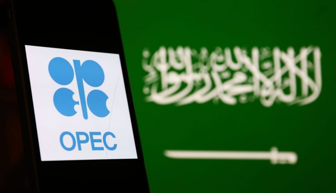 Logo OPEC yang ditampilkan di layar ponsel dan bendera Arab Saudi yang ditampilkan di layar di latar belakang terlihat dalam ilustrasi foto yang diambil di Polandia pada 6 Oktober 2022. (Foto oleh Jakub Porzycki/NurPhoto via Getty Images)