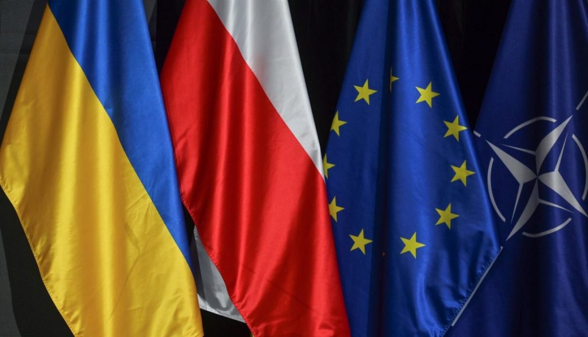 Bendera Ukraina, Polandia, Uni Eropa dan NATO terlihat di Forum Keamanan Warsawa 2022 yang diselenggarakan oleh Yayasan Casimir Pulaski. Pada hari Selasa, 04 Oktober 2022, di Warsawa, Polandia. (Foto oleh Artur Widak/NurPhoto via Getty Images)