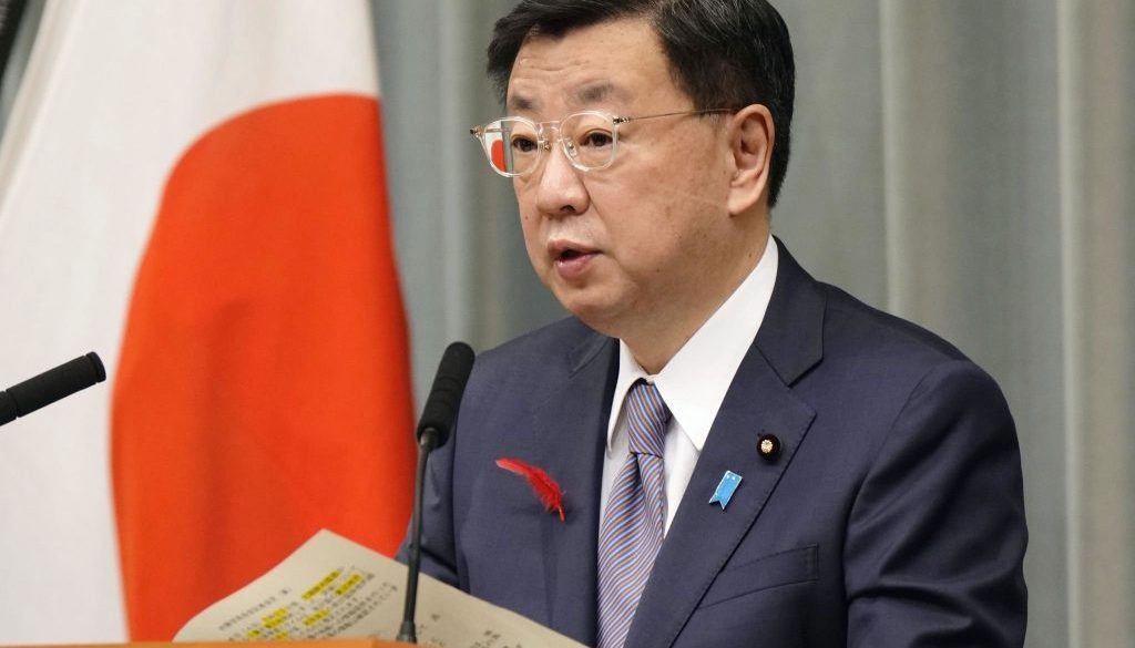 Kepala Sekretaris Kabinet Jepang Hirokazu Matsuno bertemu pers di kantor perdana menteri di Tokyo pada pagi hari 4 Oktober 2022, tak lama setelah Korea Utara menembakkan rudal balistik yang tampaknya telah terbang di atas Jepang. (Foto oleh Kyodo News via Getty Images)