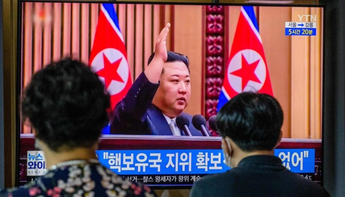 Rekaman file pemimpin Korea Utara Kim Jong Un ditampilkan di layar televisi di stasiun kereta api di Seoul pada 9 September 2022. (Foto oleh ANTHONY WALLACE/AFP via Getty Images)
