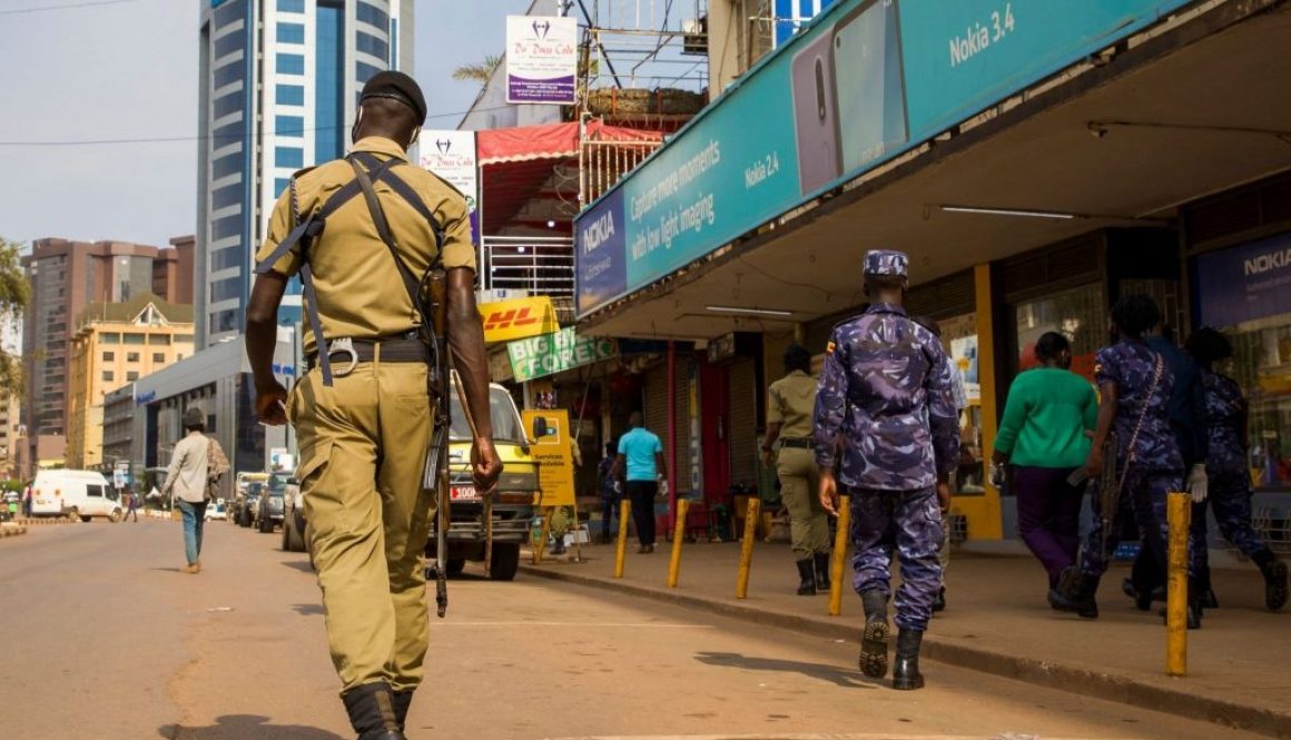 Petugas polisi berpatroli untuk menegakkan pembatasan penguncian Covid-19 baru di Kampala, Uganda, pada 25 Juni 2021. (Foto oleh BADRU KATUMBA/AFP via Getty Images)