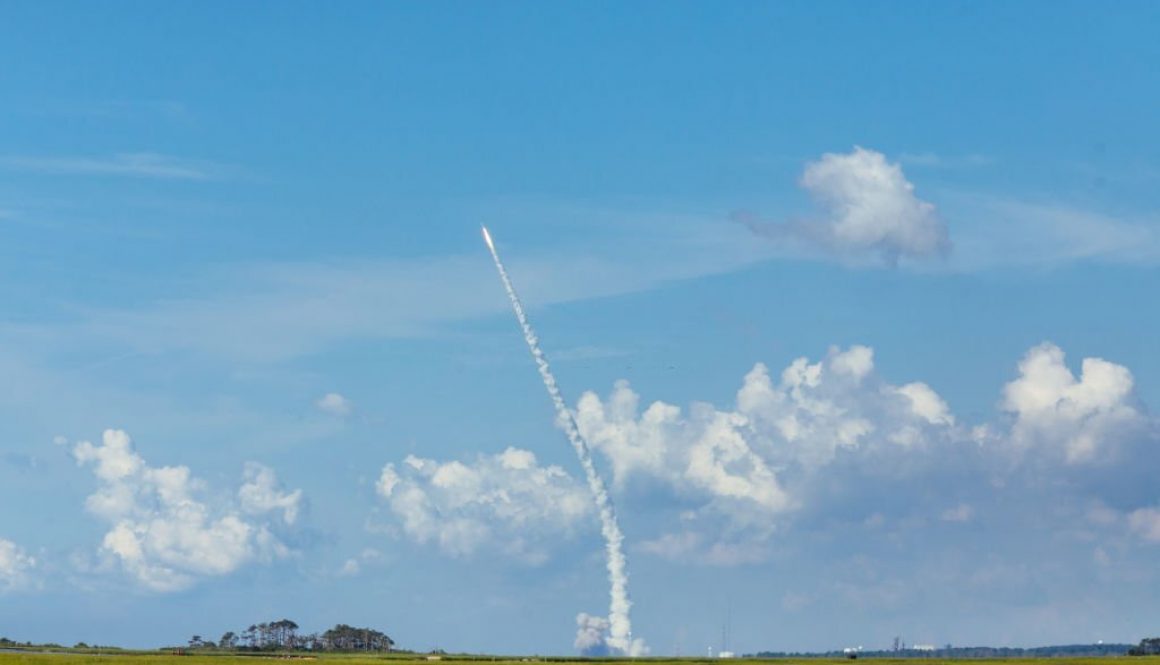 Roket Minotaur IV lepas landas dari Fasilitas Penerbangan Pulau Wallops NASA, Pelabuhan Antariksa Regional Atlantik Tengah, ke langit musim panas. Dilihat dari pulau tetangga Chincoteague, Virginia. (Foto melalui Getty Images)