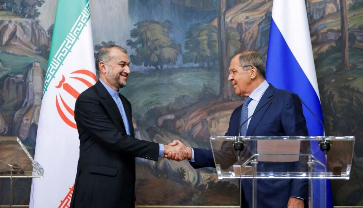 Menteri Luar Negeri Rusia Sergei Lavrov (kanan) dan Menteri Luar Negeri Iran Hossein Amir-Abdollahian berjabat tangan saat konferensi pers bersama sebagai bagian dari pertemuan mereka di Moskow, pada 31 Agustus 2022. (Foto oleh MAXIM SHEMETOV/POOL/AFP via Getty Images)