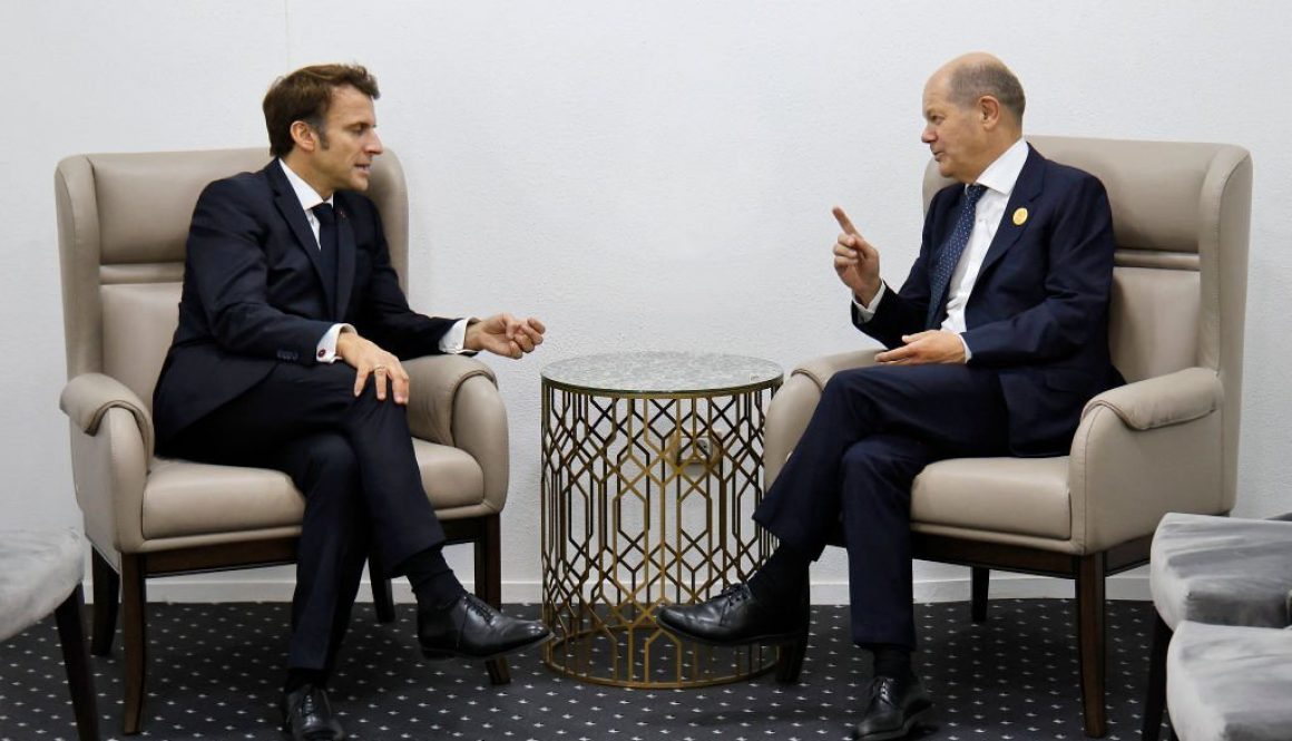 Presiden Prancis Emmanuel Macron menjamu Kanselir Jerman Olaf Scholz di Istana Elysée pada 26 Oktober 2022 di Paris, Prancis. (Foto oleh Pierre Suu/Getty Images)